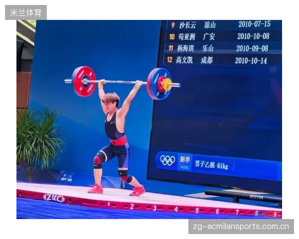 举重赛场奇迹：器材断裂瞬间，选手反应速度震撼全场